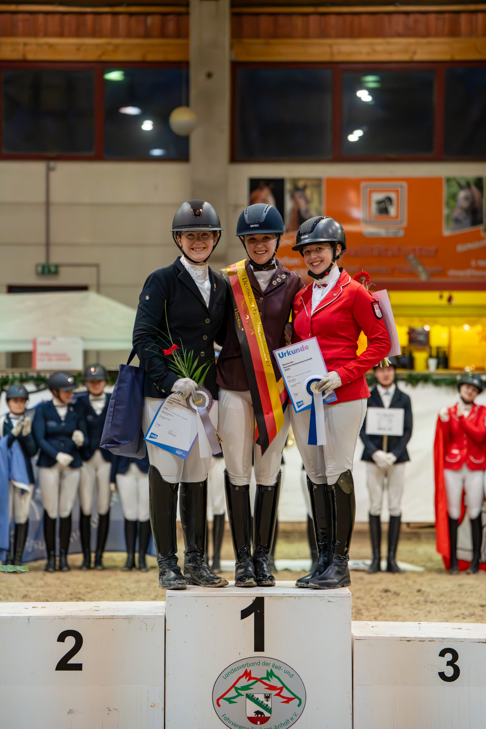 Sieger der Einzelwertung in der Dressur, Rang 1: Kim Stadler (Uni Tübingen), Rang 2: Raphaela Meixner (WG München), Rang 3: Nele Lubina (WG Hamburg); Foto: Julia Fiona Haidvogel