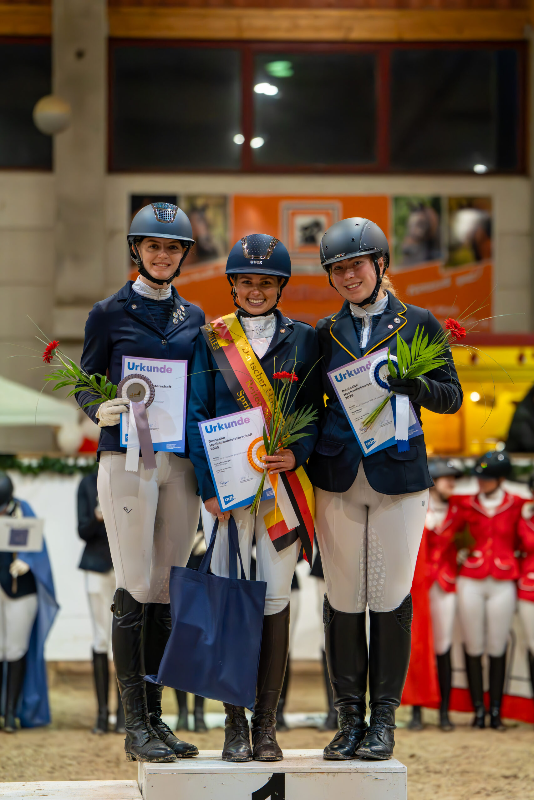 Sieger der Einzelwertung im Springen Rang 1 Laura Bräuninger (HfWU Nürtingen), Rang 2: Jana Wenninger (WG Erlangen-Nürnberg), Rang 3: Nora Haufe (Uni Dresden); Foto: Julia Fiona Haidvoge